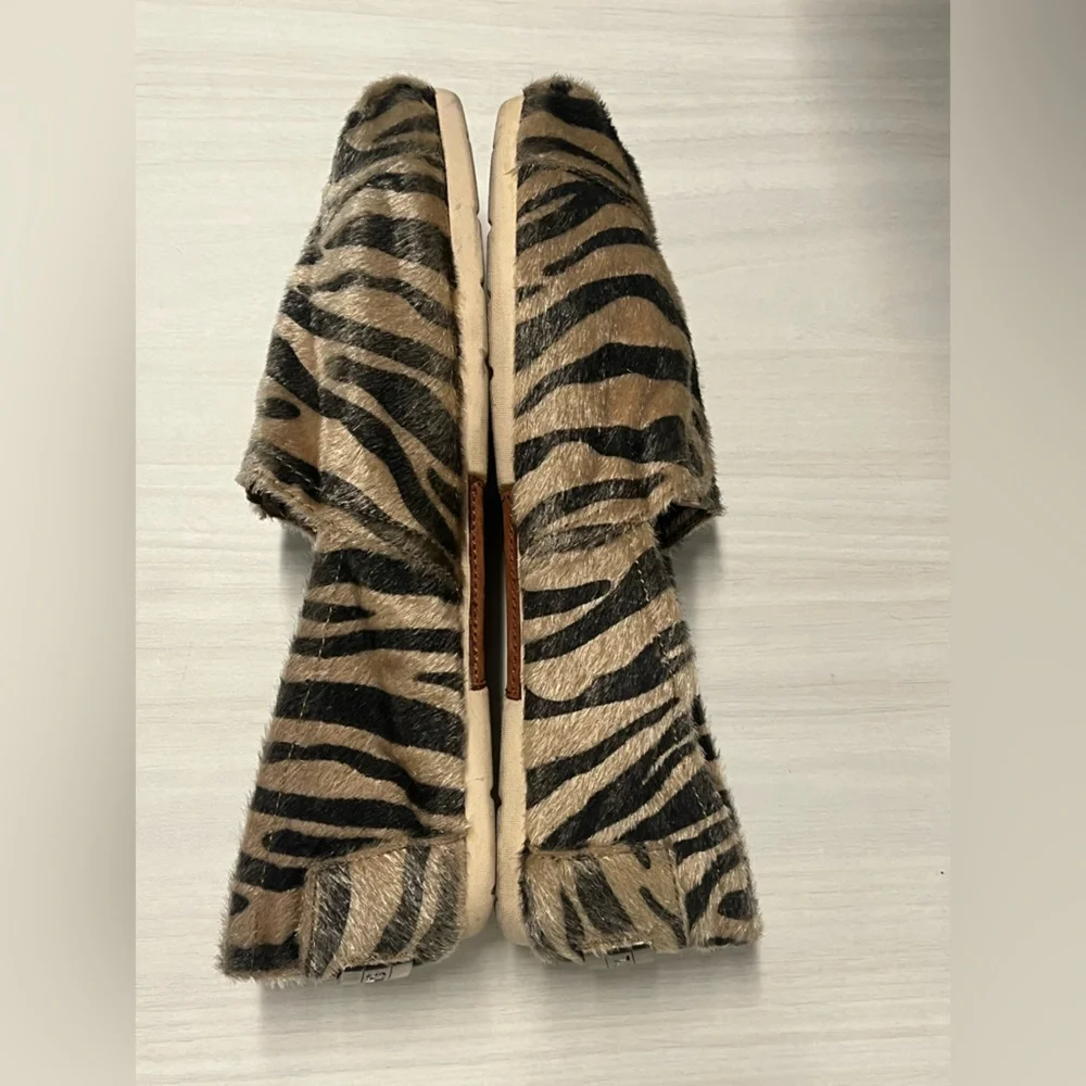Toms animal print/ tiger/ zebra pattern loafers. Calf hair, arch support. Sz 9